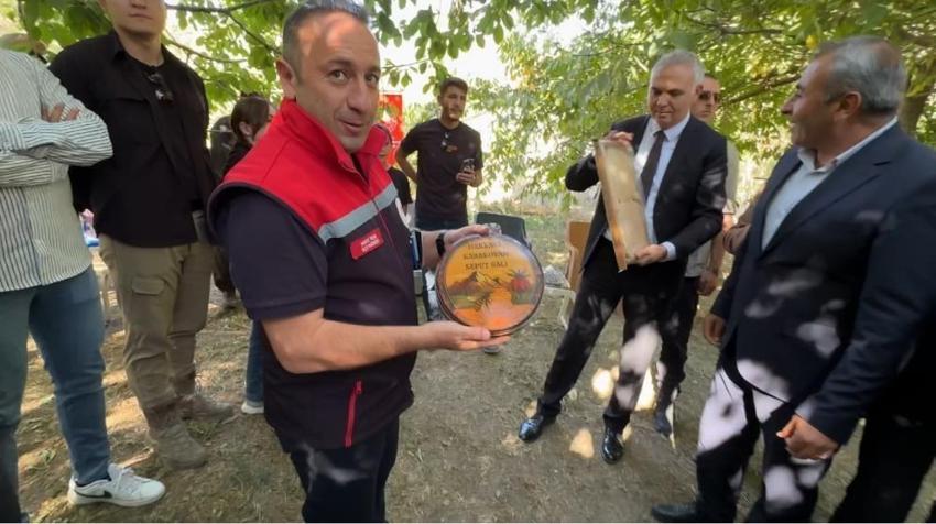 Hakkari'de bu köyde herkes hayvancılığı bırakıp bu işi yapmaya başladı: Hasat başladı, verim yüz güldürüyor