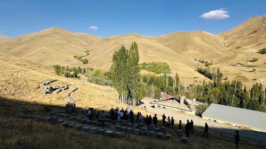 Hakkari'de bu köyde herkes hayvancılığı bırakıp bu işi yapmaya başladı: Hasat başladı, verim yüz güldürüyor