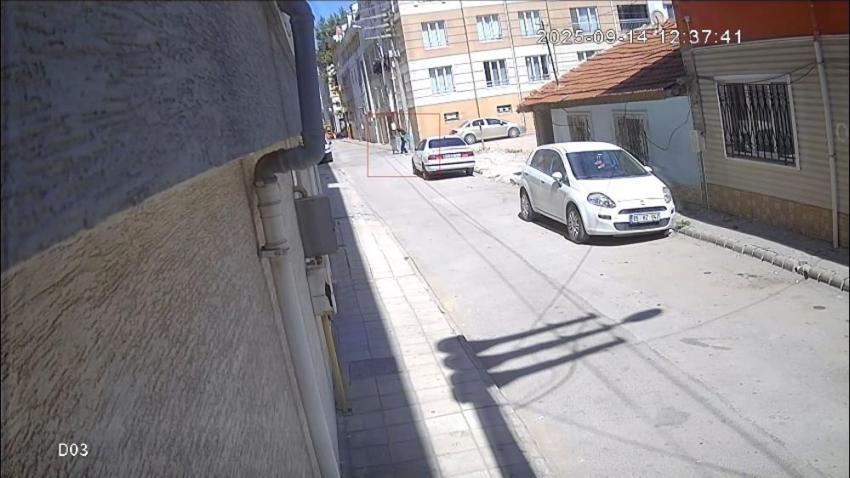 Çocuk altınları pencereden attı, baba yana yakıla arıyor! Eskişehir'de can yakan görüntü!