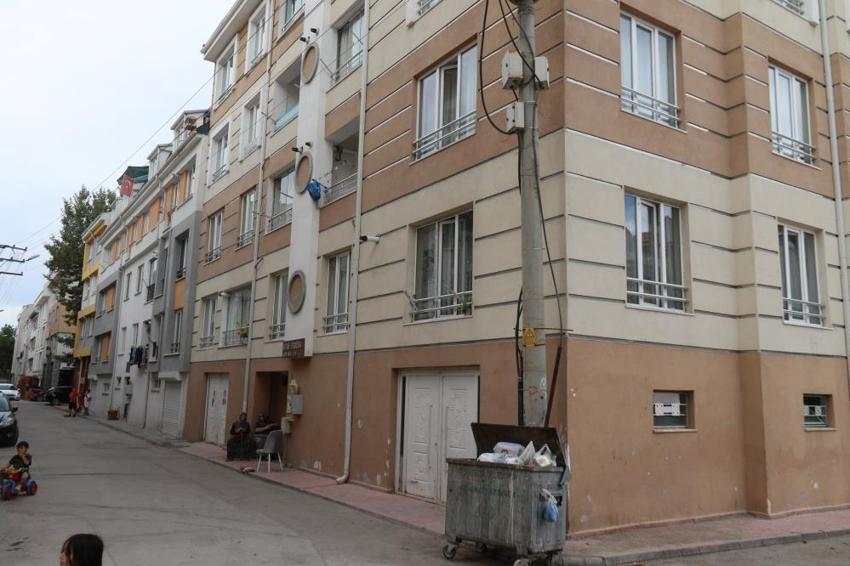 Çocuk altınları pencereden attı, baba yana yakıla arıyor! Eskişehir'de can yakan görüntü!