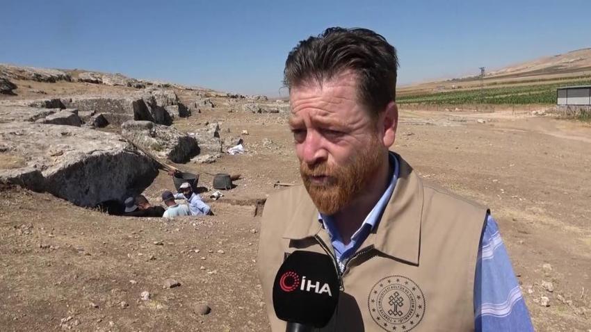 Adıyaman'da 40 odaya girildi: Vurulan her kazmada bir parça hazine çıktı! Kazı yol üzerinde başladı