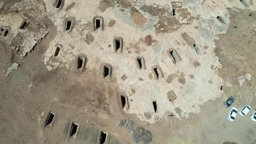 Adıyaman'da 40 odaya girildi: Vurulan her kazmada bir parça hazine çıktı! Kazı yol üzerinde başladı