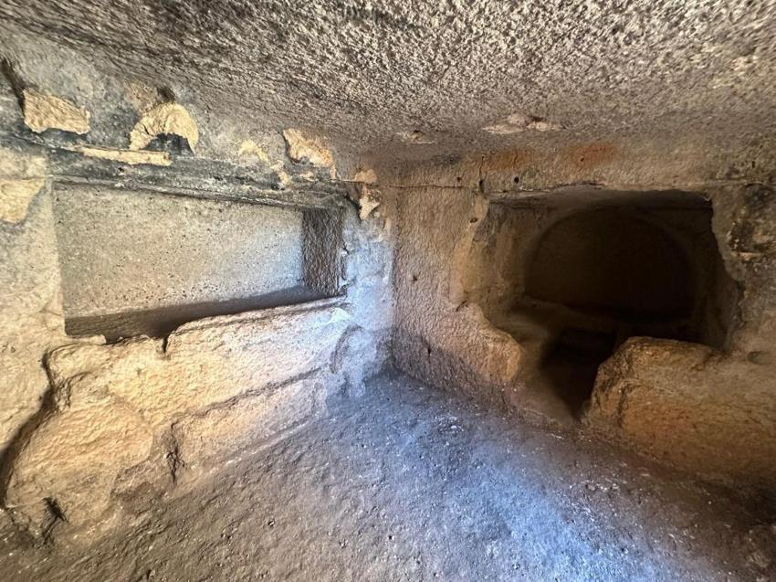 Adıyaman'da 40 odaya girildi: Vurulan her kazmada bir parça hazine çıktı! Kazı yol üzerinde başladı