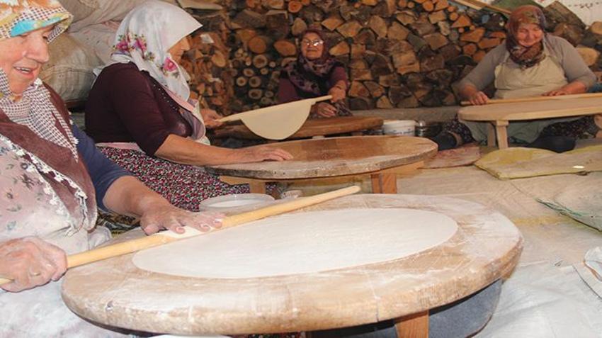 Ceviz hasadı öncesi kışlık mesai başladı! Kadınlar toplanıp imece usulü hazırlıyorlar