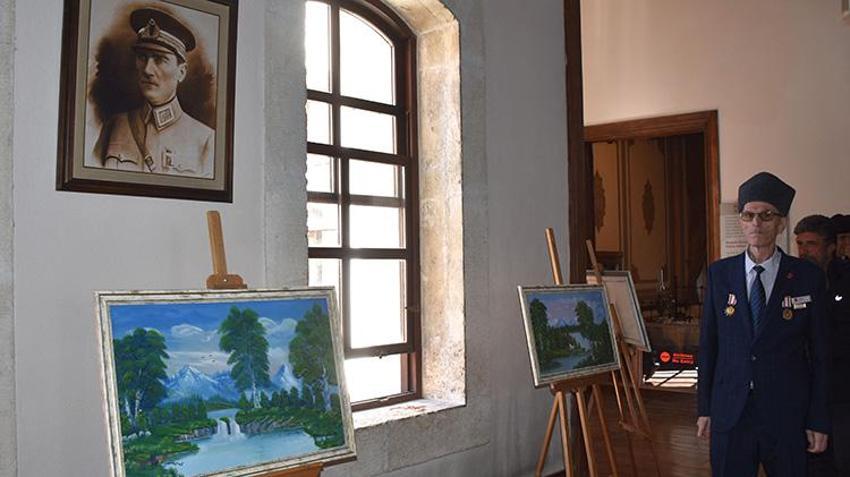 Sivaslı Gazi Bob Ross'a özenerek ressam oldu: İlk sergisini açtı!