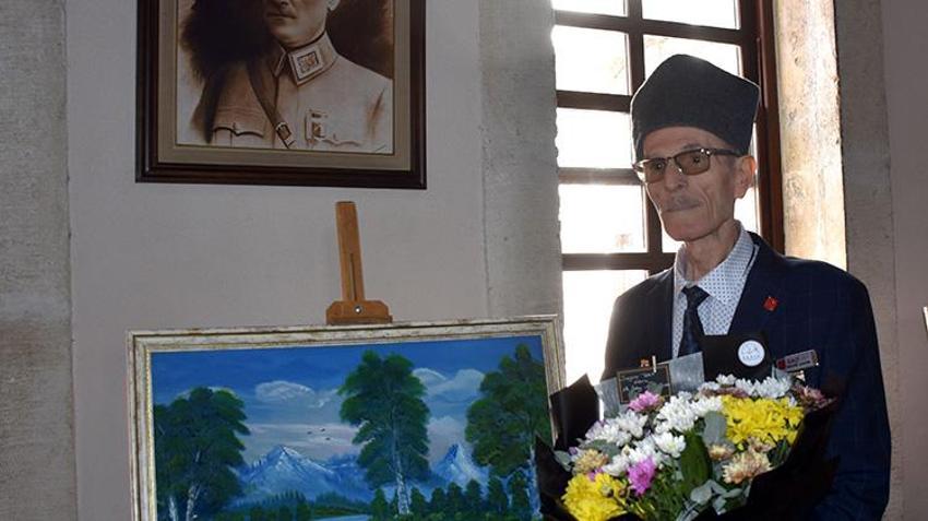 Sivaslı Gazi Bob Ross'a özenerek ressam oldu: İlk sergisini açtı!