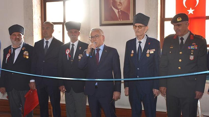 Sivaslı Gazi Bob Ross'a özenerek ressam oldu: İlk sergisini açtı!