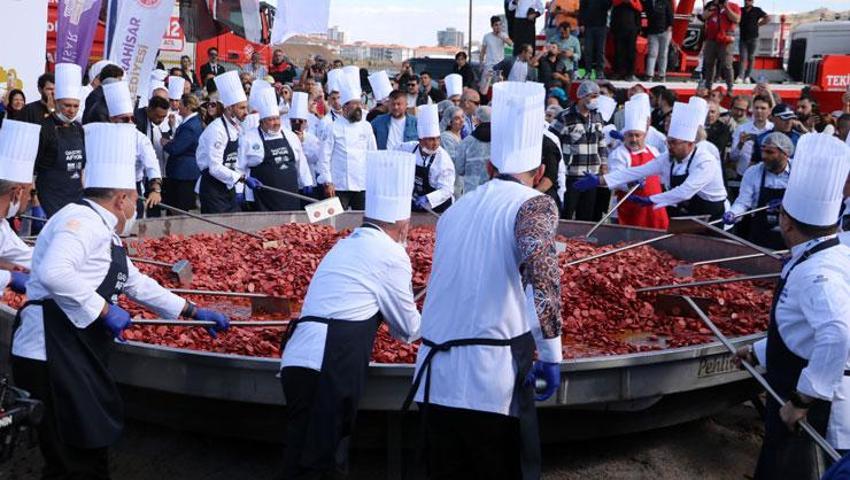 Afyonkarahisar'da dünya rekoru kırıldı! 1930 kilo ağırlığındaki sucuklu yumurta Guinness Rekorlar Kitabı’na girdi