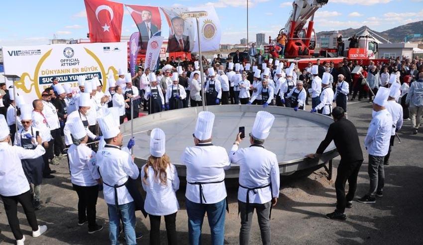 Afyonkarahisar'da dünya rekoru kırıldı! 1930 kilo ağırlığındaki sucuklu yumurta Guinness Rekorlar Kitabı’na girdi