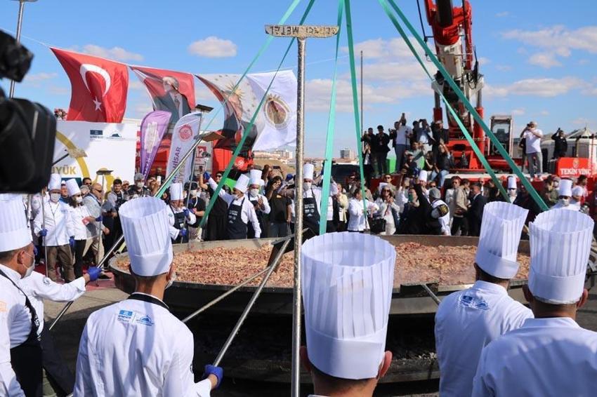 Afyonkarahisar'da dünya rekoru kırıldı! 1930 kilo ağırlığındaki sucuklu yumurta Guinness Rekorlar Kitabı’na girdi