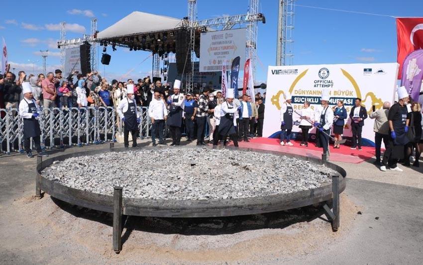 Afyonkarahisar'da dünya rekoru kırıldı! 1930 kilo ağırlığındaki sucuklu yumurta Guinness Rekorlar Kitabı’na girdi
