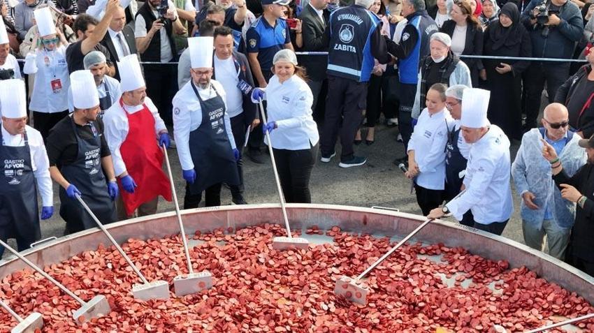 Afyonkarahisar'da dünya rekoru kırıldı! 1930 kilo ağırlığındaki sucuklu yumurta Guinness Rekorlar Kitabı’na girdi