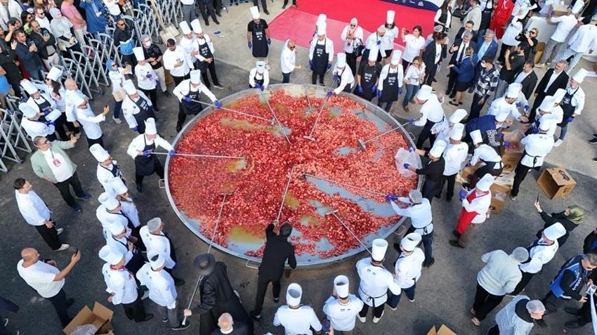 Afyonkarahisar'da dünya rekoru kırıldı! 1930 kilo ağırlığındaki sucuklu yumurta Guinness Rekorlar Kitabı’na girdi