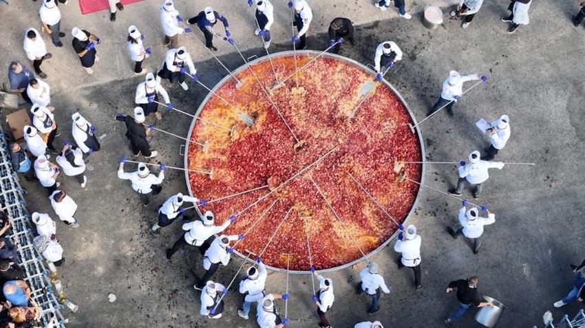 Afyonkarahisar'da dünya rekoru kırıldı! 1930 kilo ağırlığındaki sucuklu yumurta Guinness Rekorlar Kitabı’na girdi