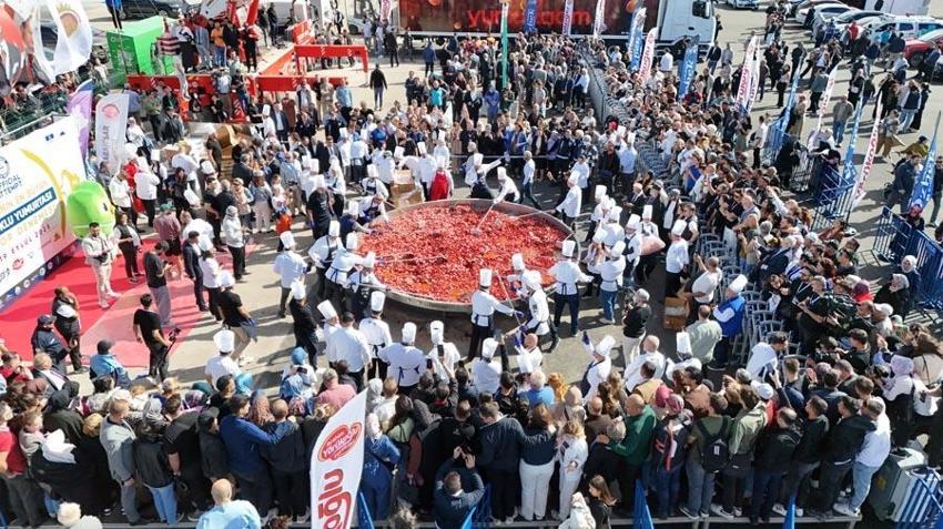 Afyonkarahisar'da dünya rekoru kırıldı! 1930 kilo ağırlığındaki sucuklu yumurta Guinness Rekorlar Kitabı’na girdi