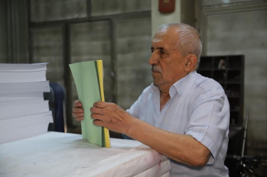 Yıllara meydan okuyan matbaacı: 80 yaşındaki mesleğini asırlık makinelerle yaşatıyor!
