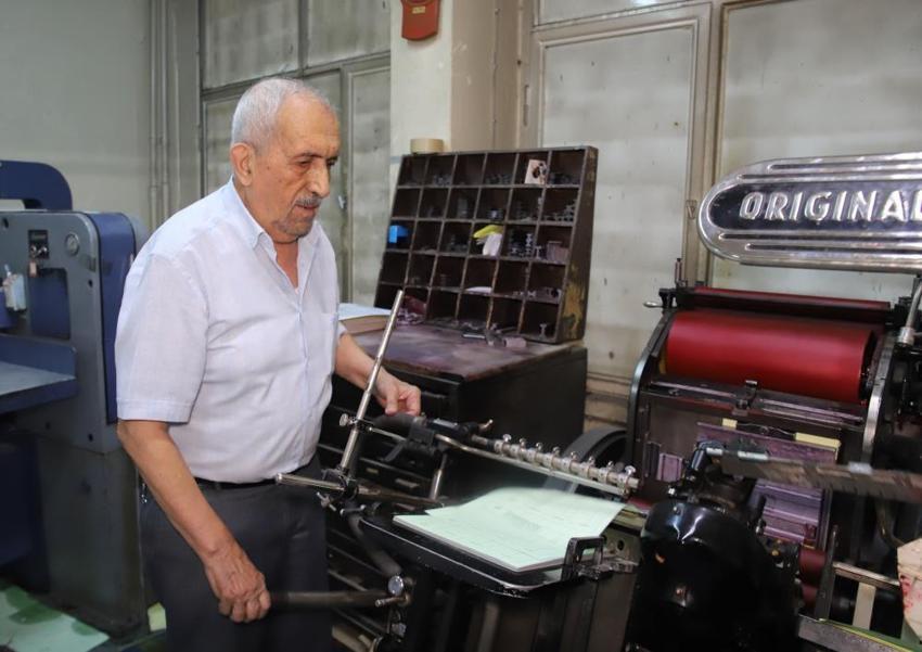 Yıllara meydan okuyan matbaacı: 80 yaşındaki mesleğini asırlık makinelerle yaşatıyor!