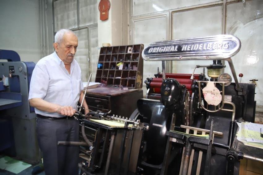 Yıllara meydan okuyan matbaacı: 80 yaşındaki mesleğini asırlık makinelerle yaşatıyor!