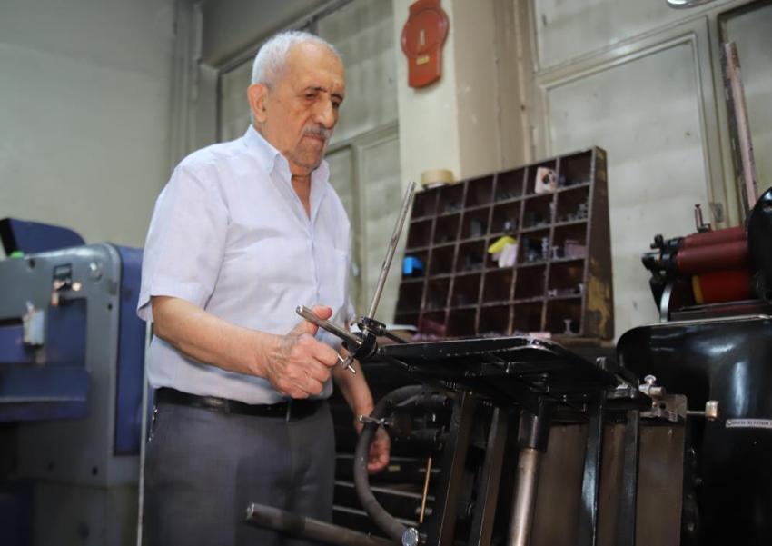 Yıllara meydan okuyan matbaacı: 80 yaşındaki mesleğini asırlık makinelerle yaşatıyor!