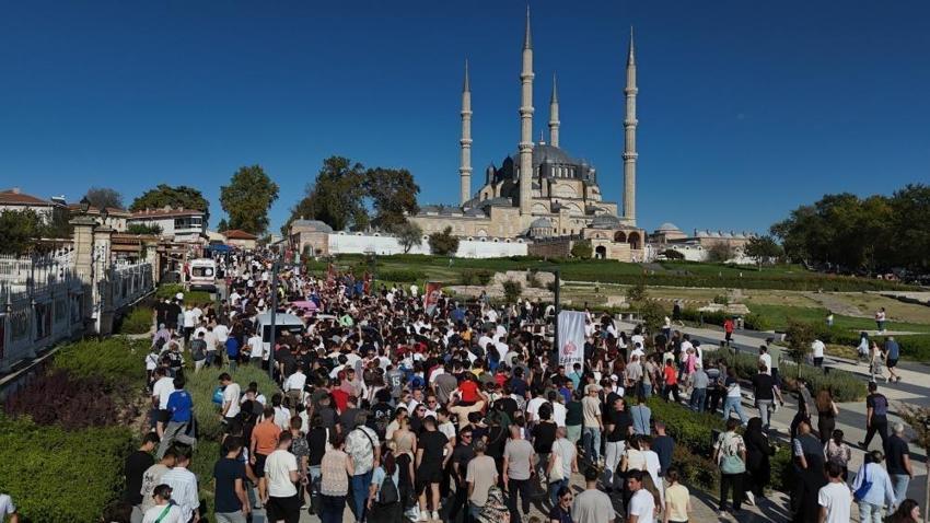 Edirne'de Selimiye Camisi etrafında şölen! Milyonluk araçlar göz doldurdu