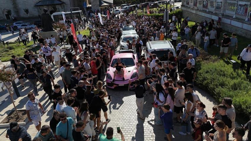 Edirne'de Selimiye Camisi etrafında şölen! Milyonluk araçlar göz doldurdu