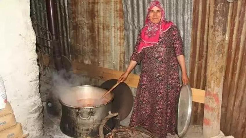 Ağrı'da kış öncesi son hazırlık! Domatesin başına oturdular