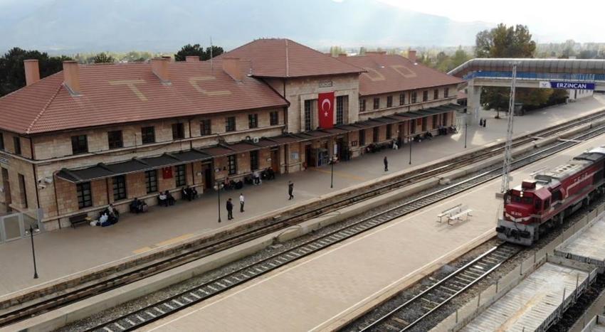3 deprem gördü sadece 2 santim kaydı! Almanlar projeyi çizdi, Türk işçiler yaptı: Tren garı hala ayakta