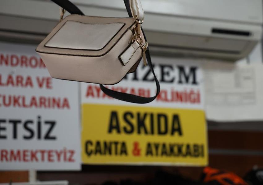 'Askıda ekmek' kampanyasından esinlendi, ihtiyaç sahiplerine çanta ve ayakkabı dağıtmaya başladı