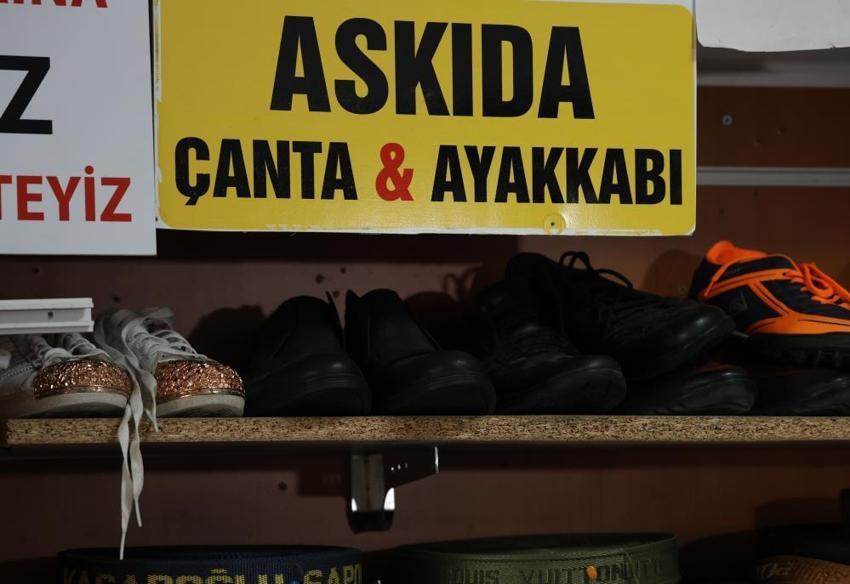 'Askıda ekmek' kampanyasından esinlendi, ihtiyaç sahiplerine çanta ve ayakkabı dağıtmaya başladı