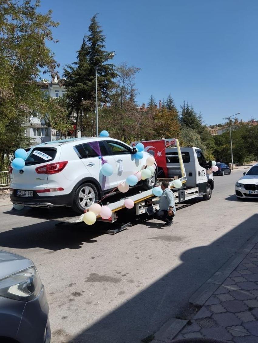 Sünnet aracını çekiciyle taşıdılar: Eskişehir'de farklı olsun diye yaptılar