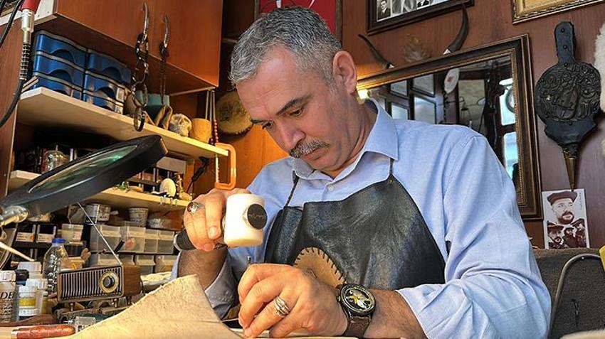 Kütahyalı vatandaş satın aldığı çakı kılıfını beğenmeyince gidip eğitimini aldı! Şimdi usta olarak eğitim veriyor