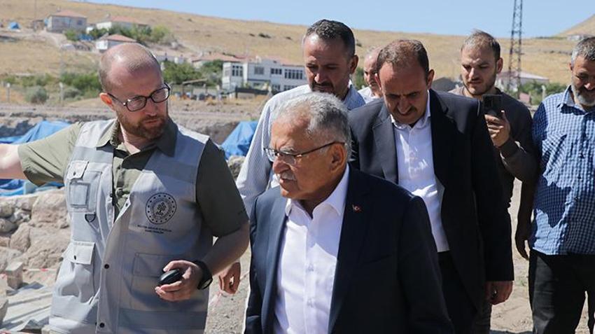 İç Anadolu'nun en büyük mozaik yapısı gün yüzüne çıkıyor: Kayseri'deki kazılarda gizemli mezarlar bulundu!