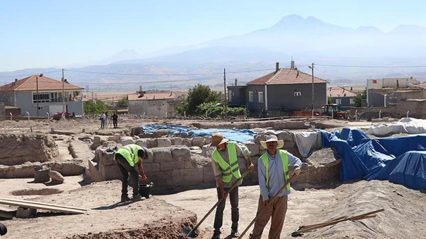 İç Anadolu'nun en büyük mozaik yapısı gün yüzüne çıkıyor: Kayseri'deki kazılarda gizemli mezarlar bulundu!