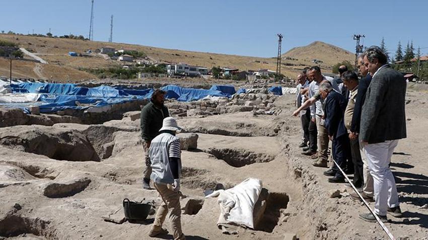 İç Anadolu'nun en büyük mozaik yapısı gün yüzüne çıkıyor: Kayseri'deki kazılarda gizemli mezarlar bulundu!