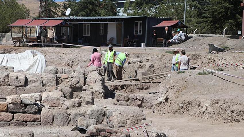 İç Anadolu'nun en büyük mozaik yapısı gün yüzüne çıkıyor: Kayseri'deki kazılarda gizemli mezarlar bulundu!
