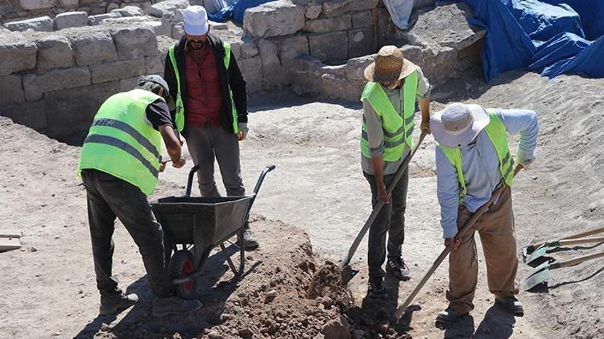 İç Anadolu'nun en büyük mozaik yapısı gün yüzüne çıkıyor: Kayseri'deki kazılarda gizemli mezarlar bulundu!