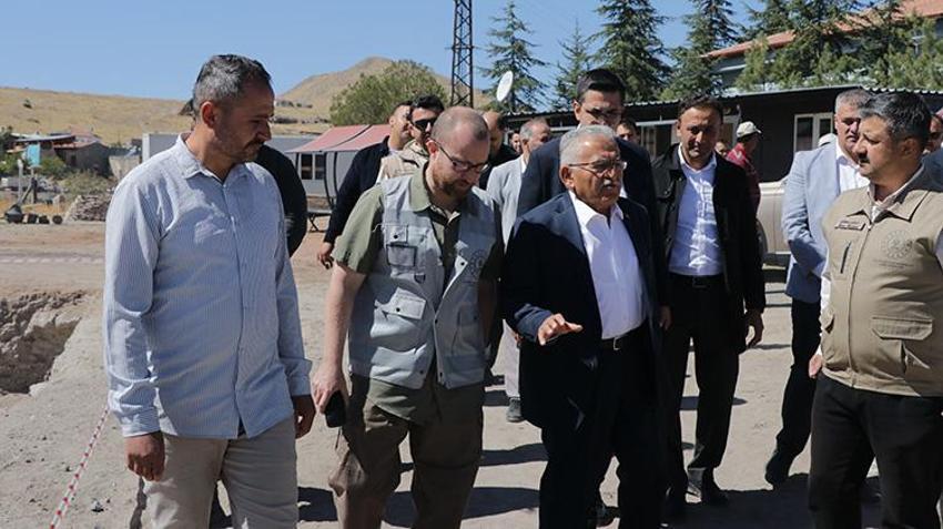 İç Anadolu'nun en büyük mozaik yapısı gün yüzüne çıkıyor: Kayseri'deki kazılarda gizemli mezarlar bulundu!