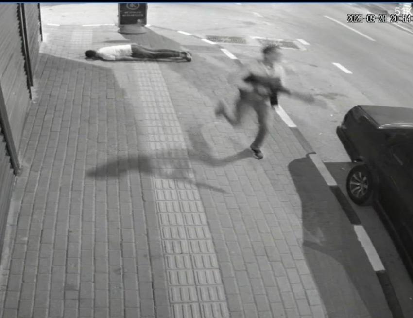 Bursa'da kalabalığın arasına daldı! Husumetlisini kafasından böyle vurdu: O anlar kamerada