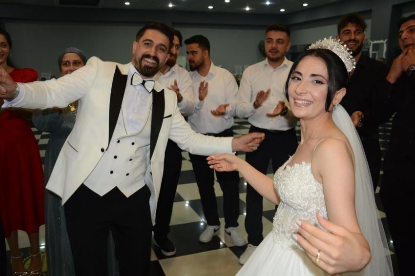 Gelinin kilosu kadar para taktılar: Artvin'de damadın arkadaşlarından filmlik hareket
