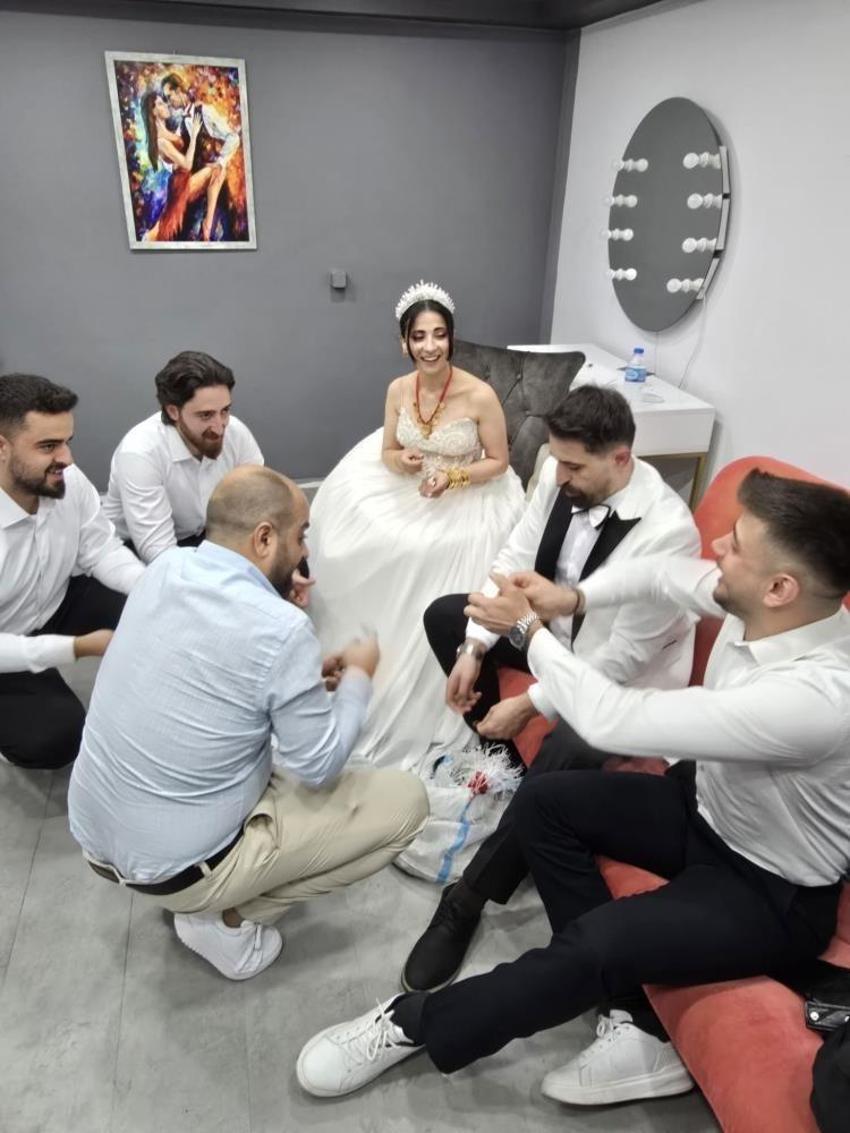 Gelinin kilosu kadar para taktılar: Artvin'de damadın arkadaşlarından filmlik hareket