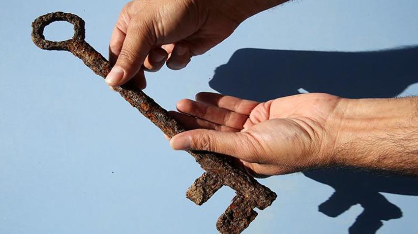 Kalenin ana giriş kapısında bulundu! Çıkan hazineye kimse inanamadı! Kazdıkça daha fazlası çıktı