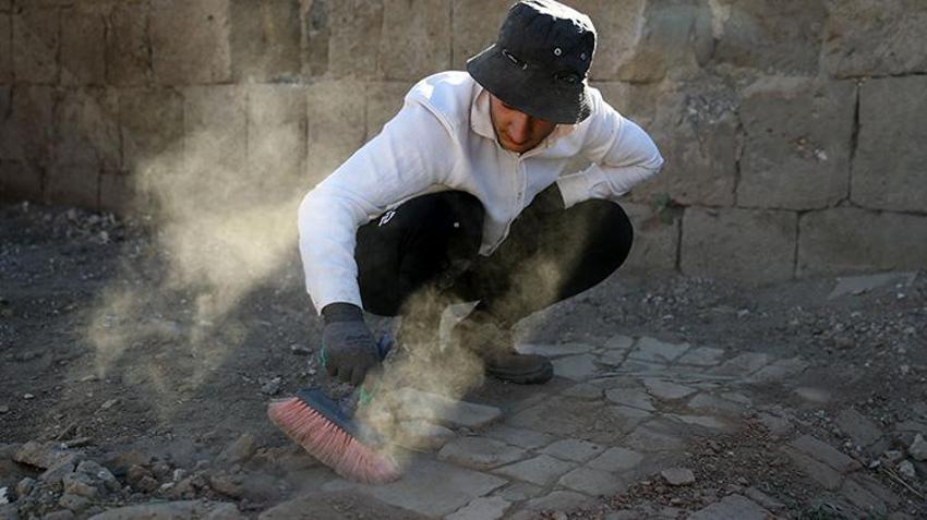 Kalenin ana giriş kapısında bulundu! Çıkan hazineye kimse inanamadı! Kazdıkça daha fazlası çıktı