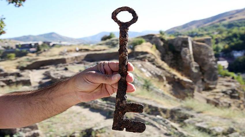 Kalenin ana giriş kapısında bulundu! Çıkan hazineye kimse inanamadı! Kazdıkça daha fazlası çıktı