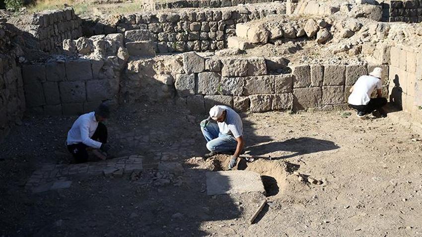 Kalenin ana giriş kapısında bulundu! Çıkan hazineye kimse inanamadı! Kazdıkça daha fazlası çıktı