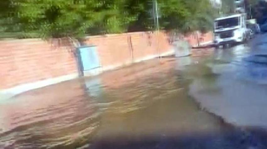 Van'ın Erciş ilçesinde sulama kanalında biriken çöpler taşkına sebep oldu! Evleri su bastı