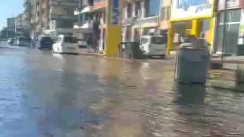 Van'ın Erciş ilçesinde sulama kanalında biriken çöpler taşkına sebep oldu! Evleri su bastı