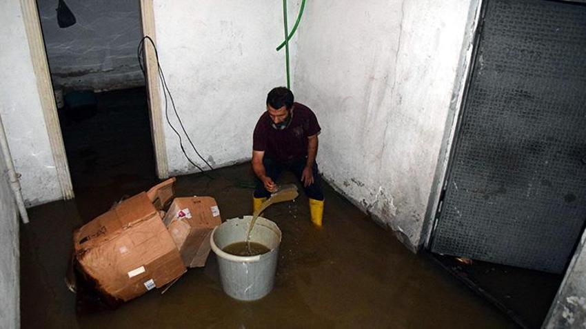 Van'ın Erciş ilçesinde sulama kanalında biriken çöpler taşkına sebep oldu! Evleri su bastı