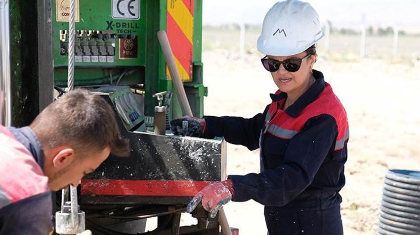 'Sen makine mi kullanacaksın' dediler! Genç kadın Konya'da sondaj makinesi kullanmaya başladı