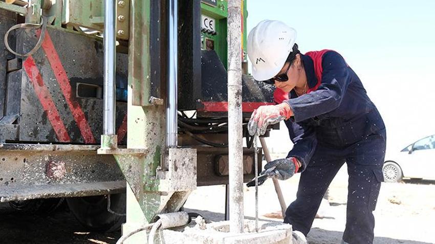 'Sen makine mi kullanacaksın' dediler! Genç kadın Konya'da sondaj makinesi kullanmaya başladı