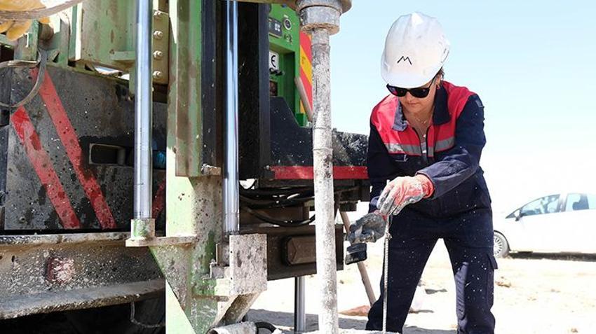 'Sen makine mi kullanacaksın' dediler! Genç kadın Konya'da sondaj makinesi kullanmaya başladı